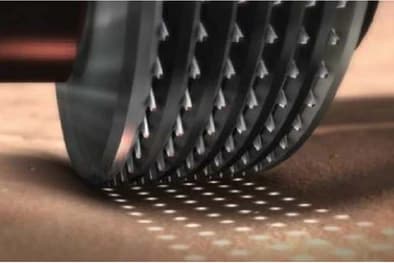 The micro-plasma handpiece meeting the skin dot by dot